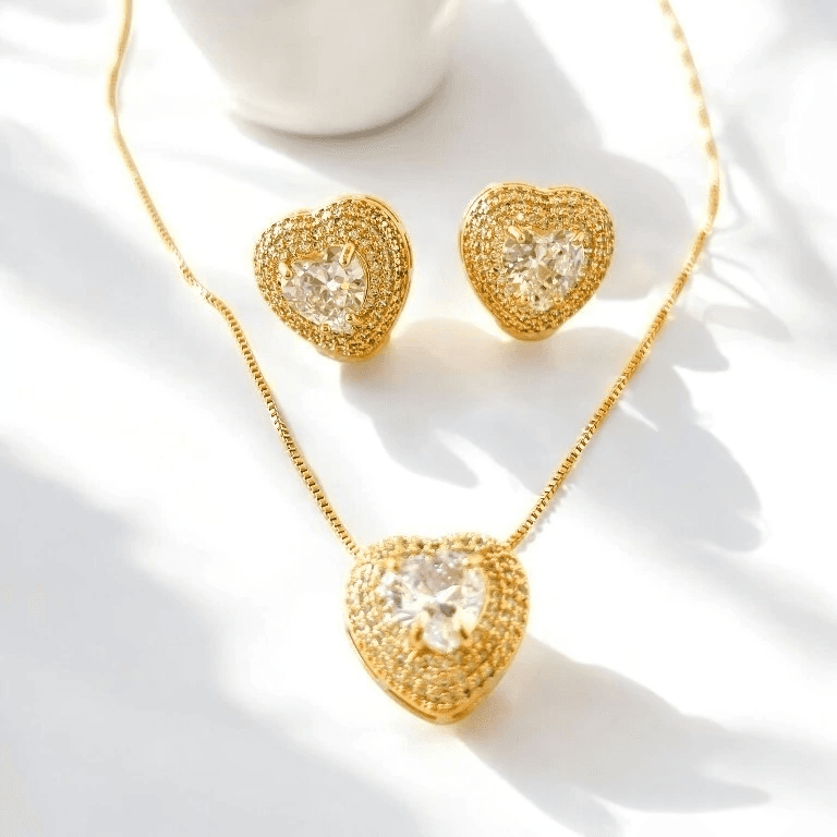 Conjuntos — CONJUNTO CORAÇÃO CRAVEJADO COM ZIRCÔNIAS - BANHO OURO 18K