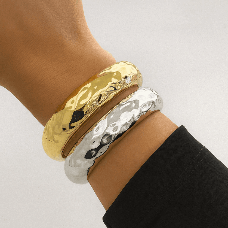 Braceletes — BRACELETE COM DETALHES ONDULADOS - BANHO OURO 18K