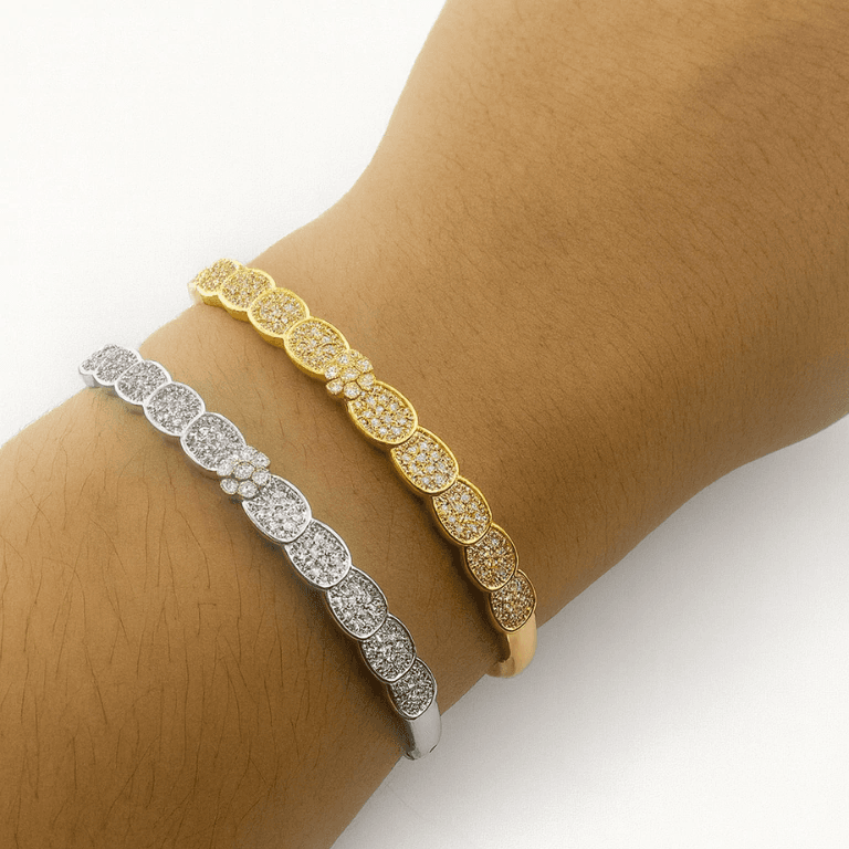 Braceletes — BRACELETE COM FLOR CENTRAL CRAVEJADO DE ZIRCÔNIAS - BANHO OURO 18K