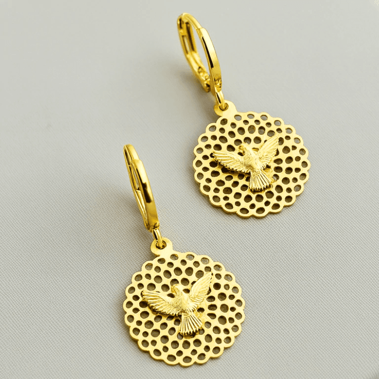 Brincos de Argola — BANHO OURO 18K - BRINCO ARGOLA COM PINGENTE DO DIVINO ESPÍRITO SANTO - GRANDE