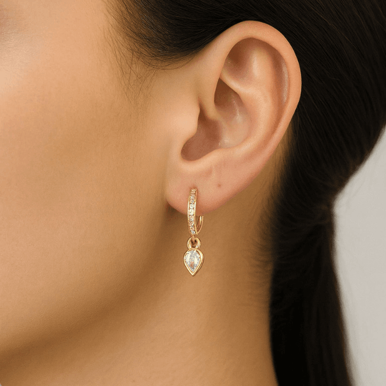 Brincos de Argola — BANHO OURO 18K - BRINCO ARGOLA COM PINGENTE DE GOTA CRAVEJADO COM ZIRCÔNIAS - PEQUENO