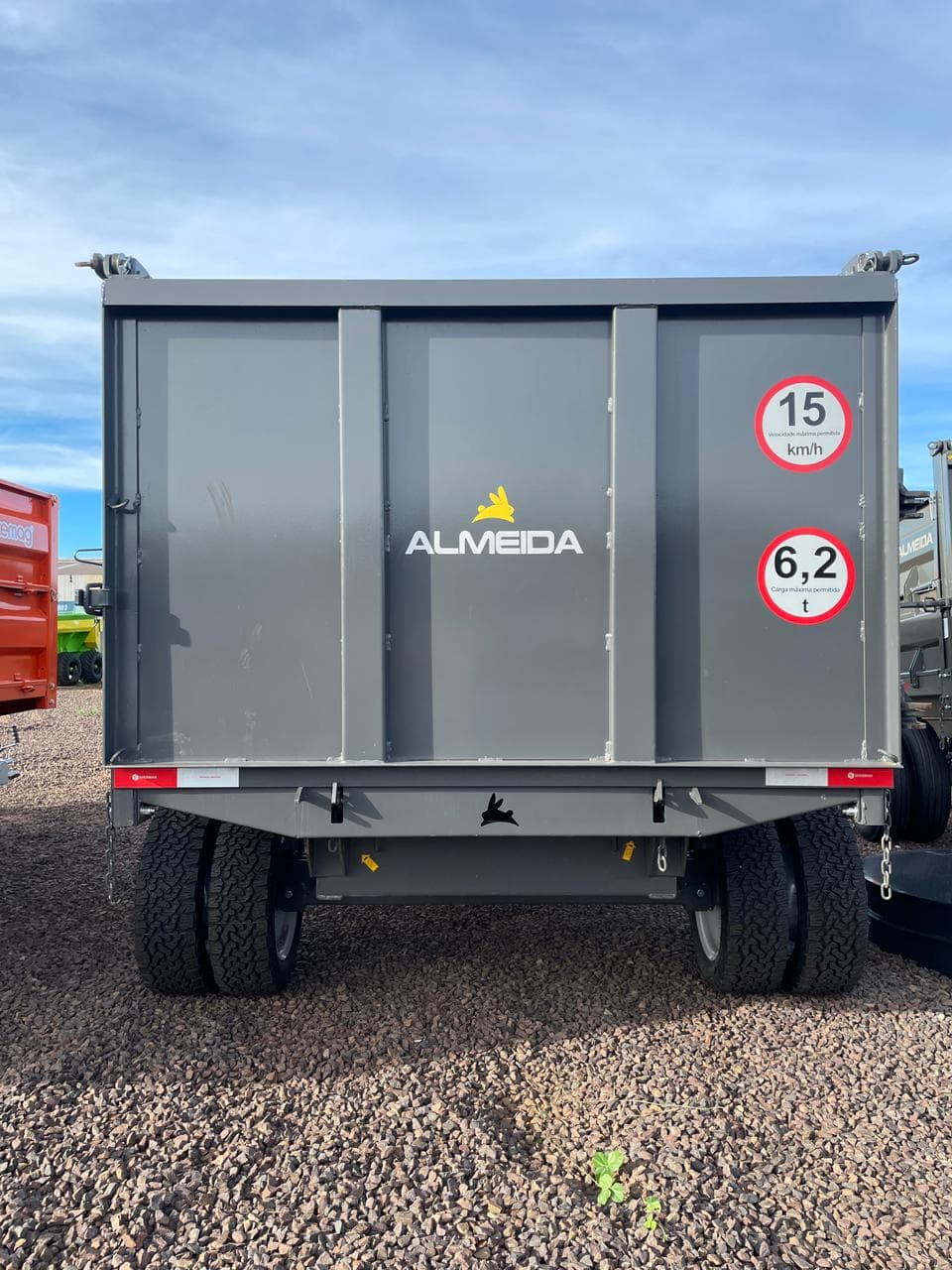 CARRETA AGRÍCOLA BASCULANTE ALMEIDA MAX CARGOR 5.0 Com Pneus Remold (Rodado Duplo - 5.000kg)