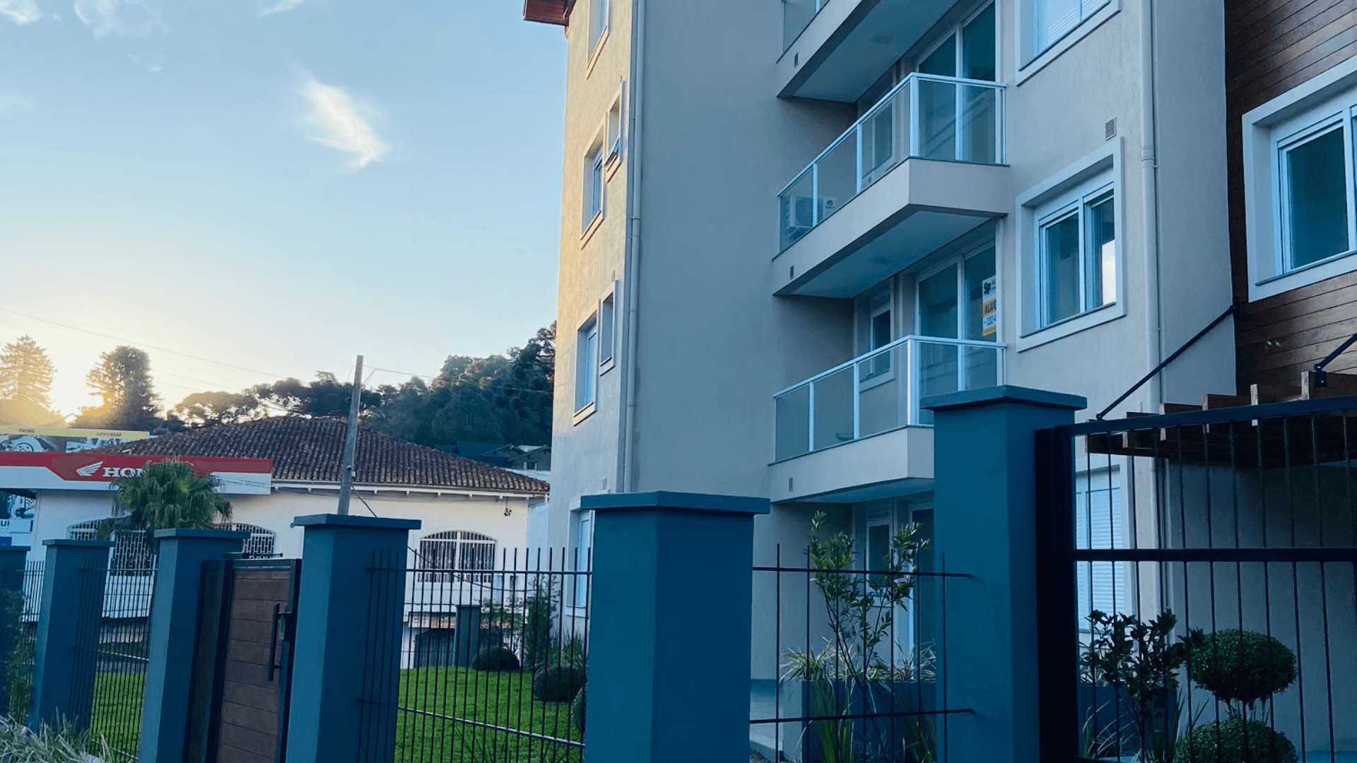 Apt. Almada em frente Museu do Automóvel — BAIXA TEMPORADA