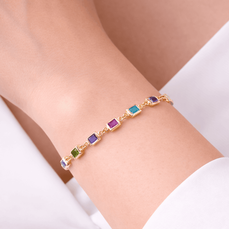 Pulseiras — PULSEIRA COM PEDRAS QUADRADAS COLORIDAS BANHADA A OURO 18K - BANHADA A OURO 18K - DOURADO