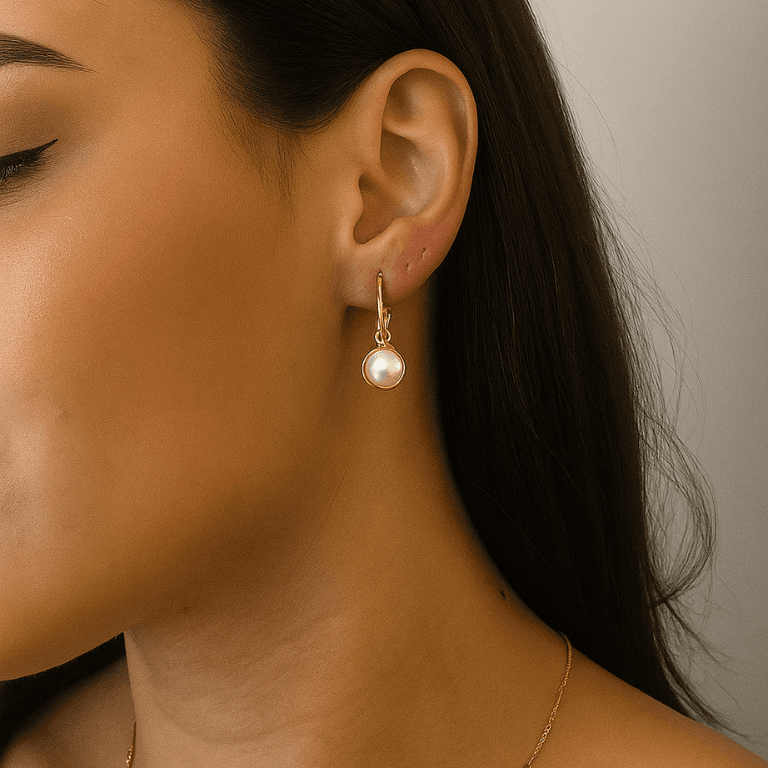 Brincos de Pérolas — PEQUENO - BRINCO ARGOLA COM PINGENTE DE PÉROLA BANHADO A OURO 18K - BANHO OURO 18K