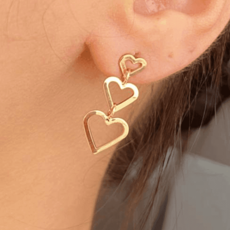Brinco Três Corações Pendurados Banho de Ouro 18k