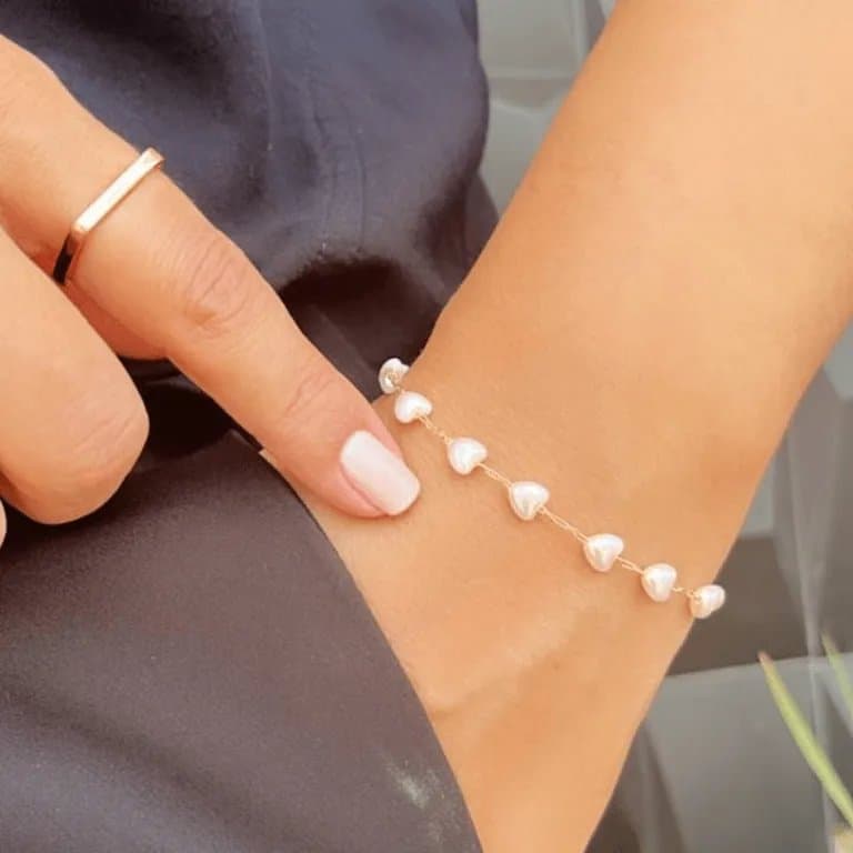 Pulseira de Pérolas em Formato Corações Banho de Ouro 18k