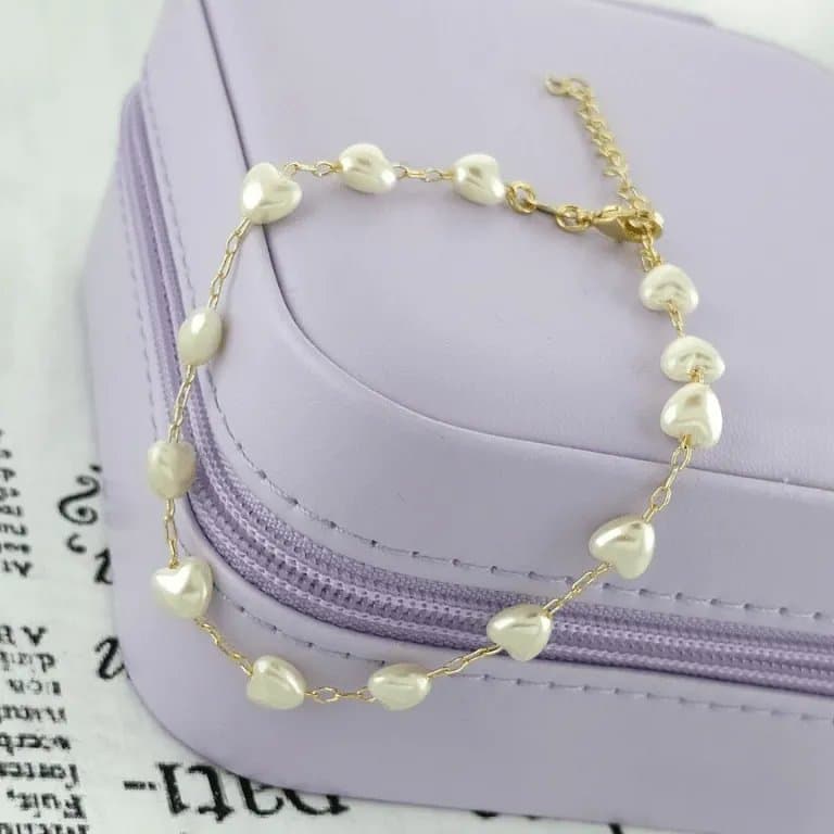 Pulseira de Pérolas em Formato Corações Banho de Ouro 18k