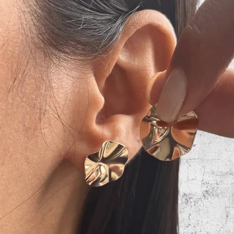 Brinco Irregular Texturizado Banho de Ouro 18k