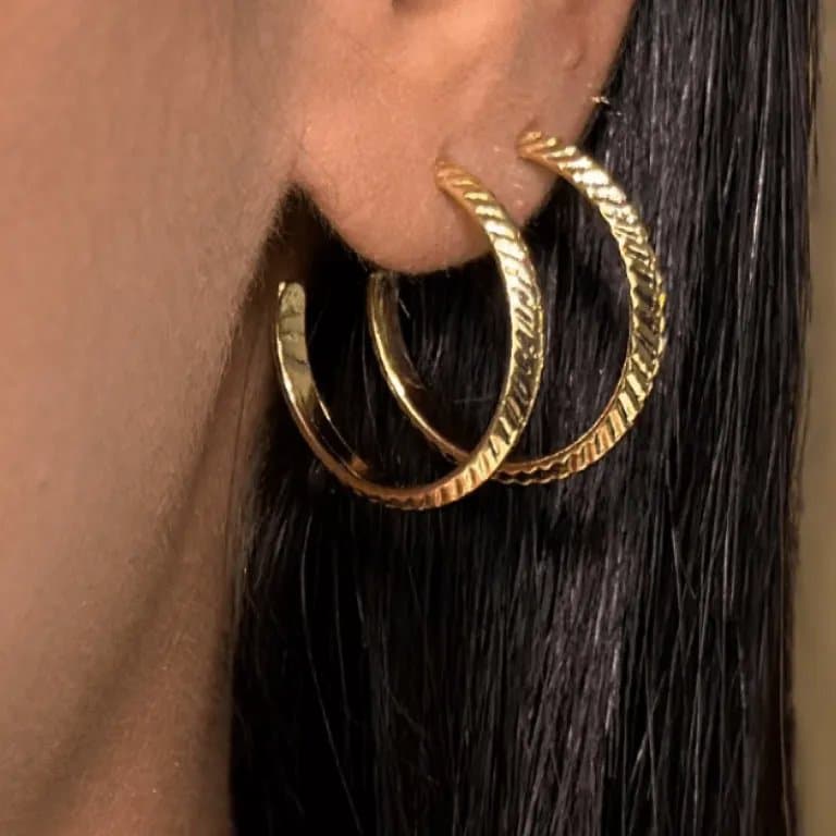 Brinco Meia Argola Realização Banho de Ouro 18k