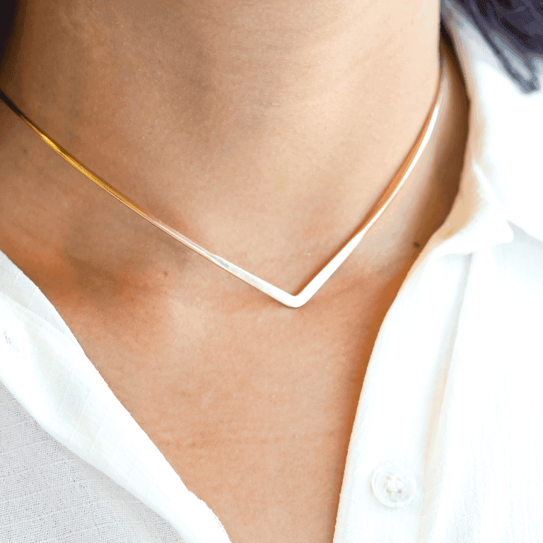 Choker Aro Design em V Banho de Ouro 18k