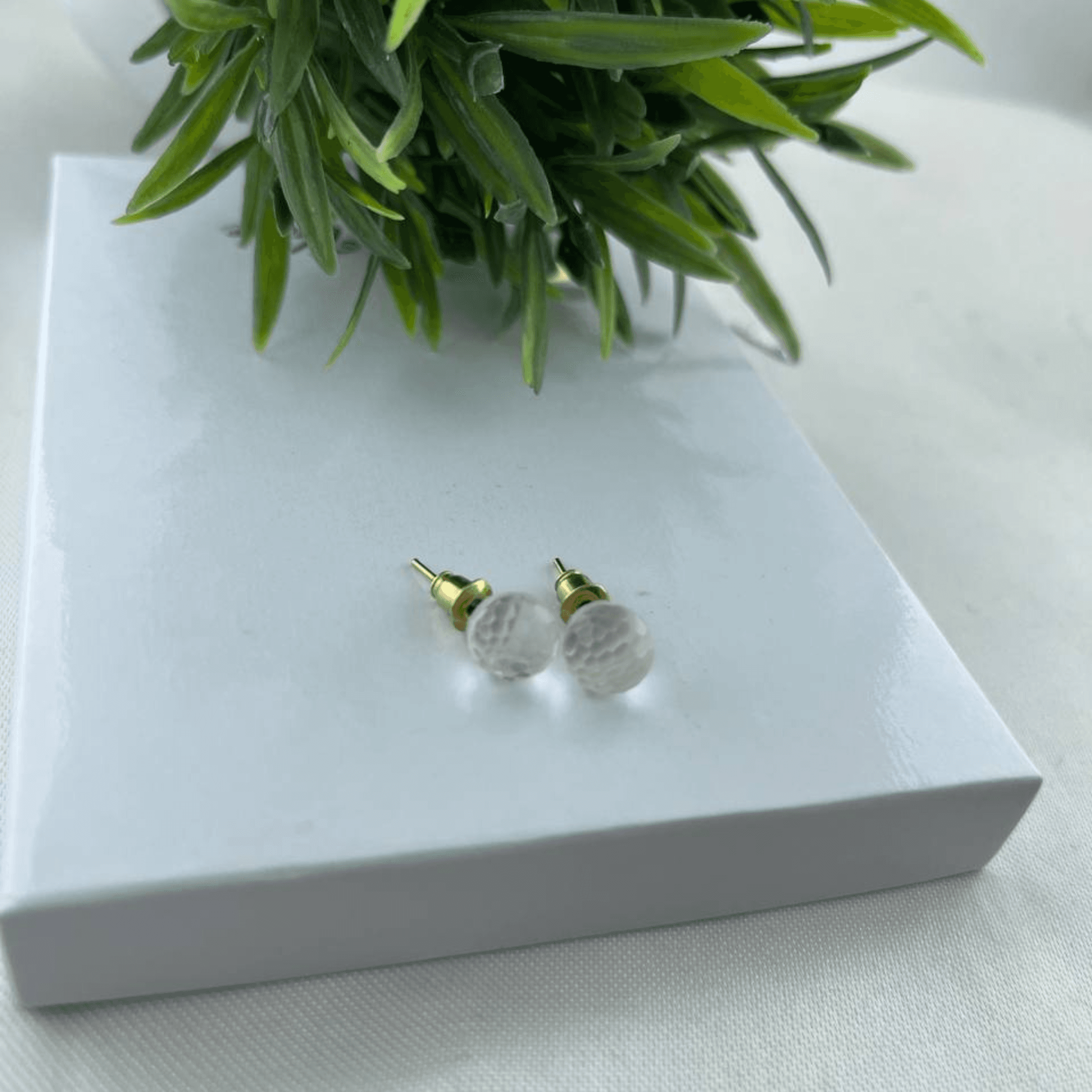 Brinco Bolinha Branco Cristal