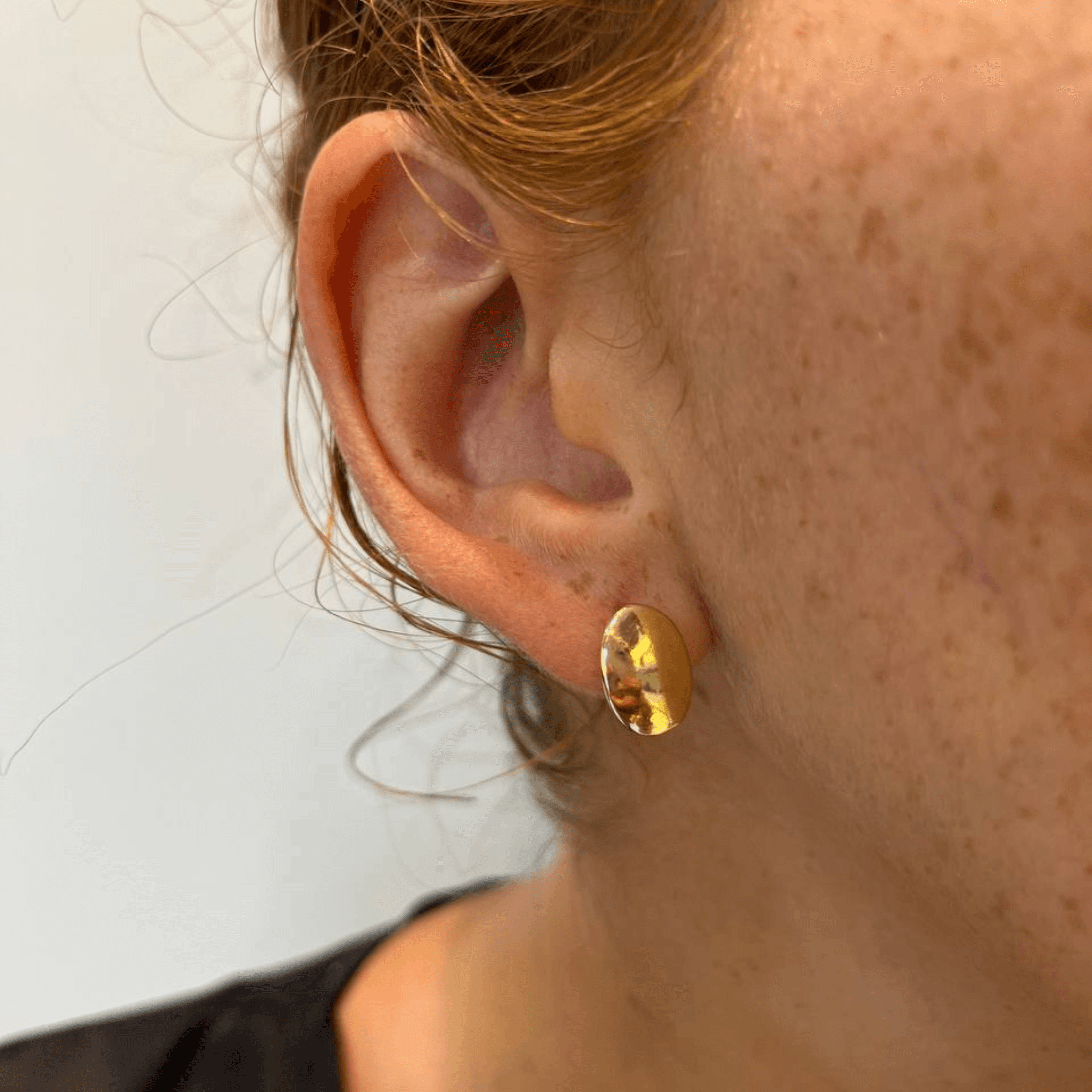 Brinco Oval Achatado — Dourado