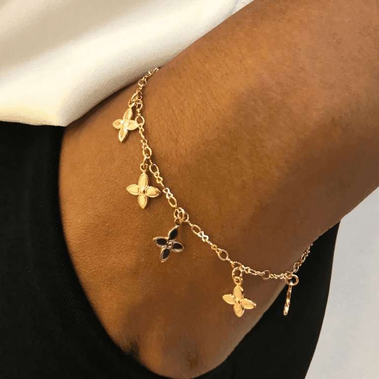 Pulseira com Pingentes Flor Banho Ouro 18k — default