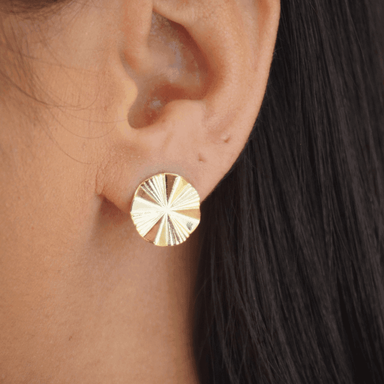 Brinco Redondo Ondulado com Detalhes Banho Ouro 18k — default