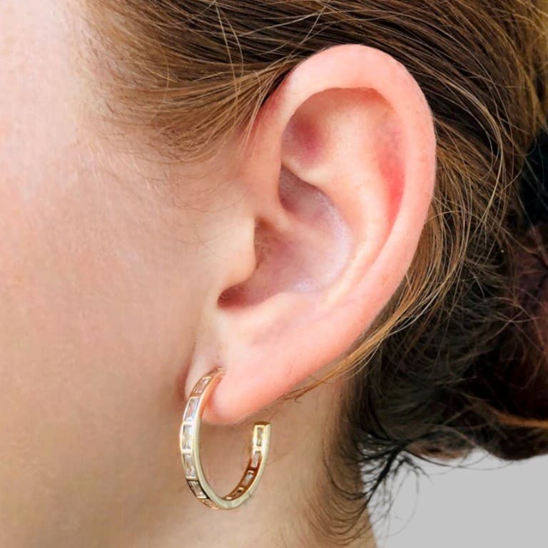 Brinco Meia Argola com Zircônias Banho Ouro 18k