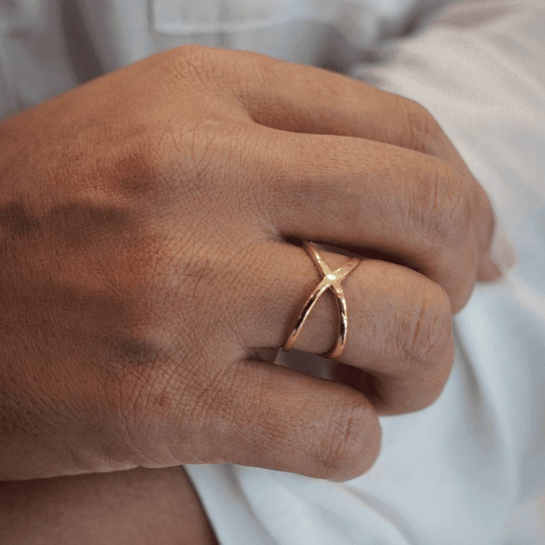 Anel com Dois Aros Cruzados Banho Ouro 18k — 13
