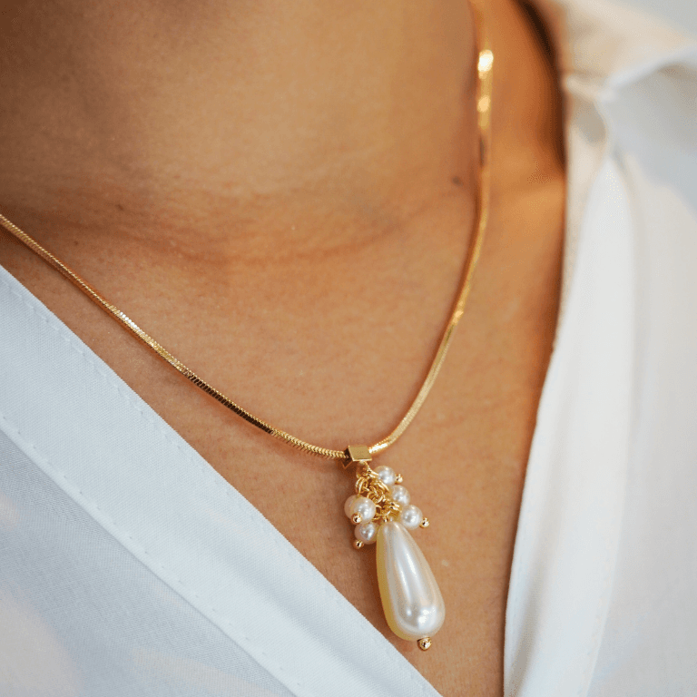 Gargantilha com Pingente de Pérolas Banho Ouro 18k — default