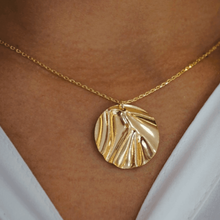Gargantilha com Pingente Redondo Martelado Banho Ouro 18k