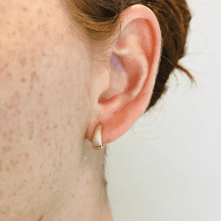Brinco Argola com Detalhes Banho Ouro 18k — M