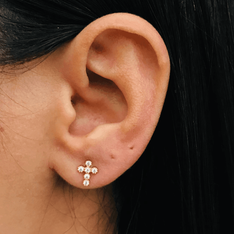 Brinco Cruz com Pedras Banho Ouro 18k — Branco