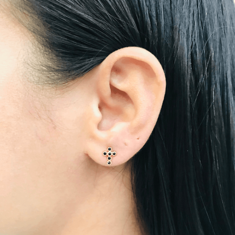 Brinco Cruz com Pedras Banho Ouro 18k