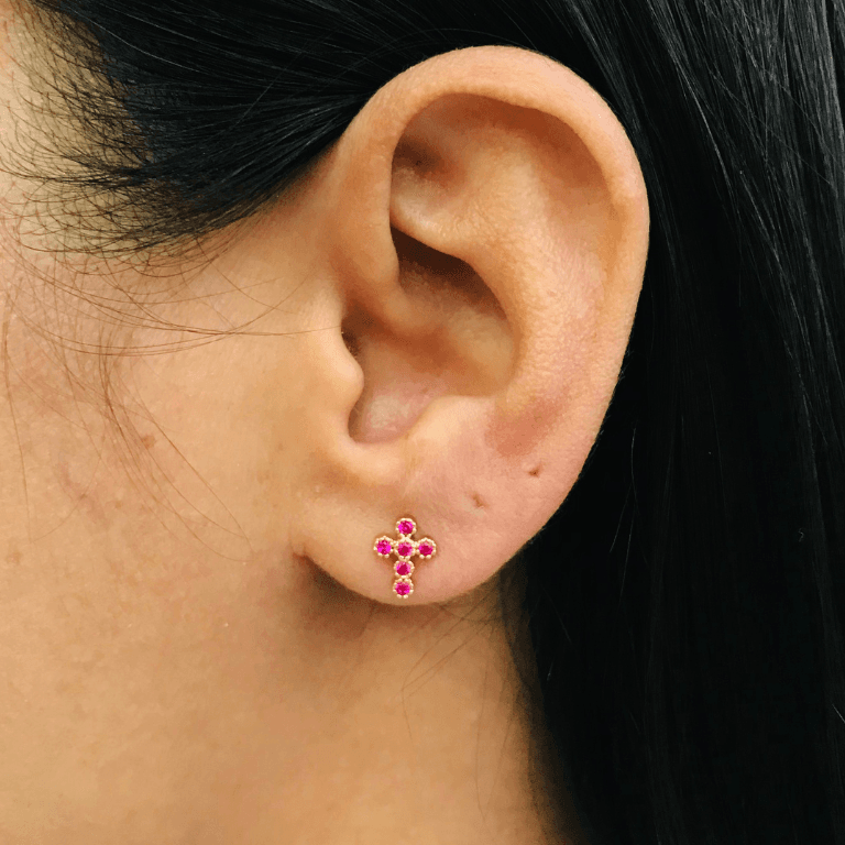 Brinco Cruz com Pedras Banho Ouro 18k — Rosa