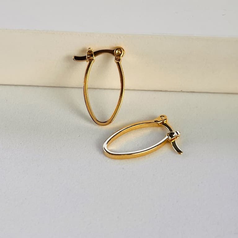 Brinco Argola Oval Liso Banho Ouro 18k