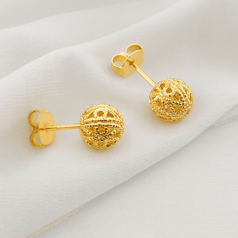 Brinco Bola com Detalhes Vazados Banho de Ouro 18k — default