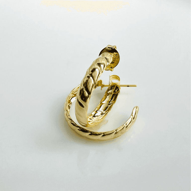 Brinco Meia Argola com Detalhes Banho de Ouro 18k — default