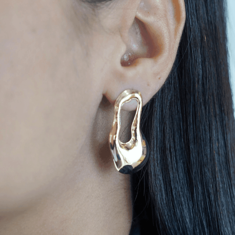 Brinco Moderno Liso com Detalhe Vazado Banho de Ouro 18k — default