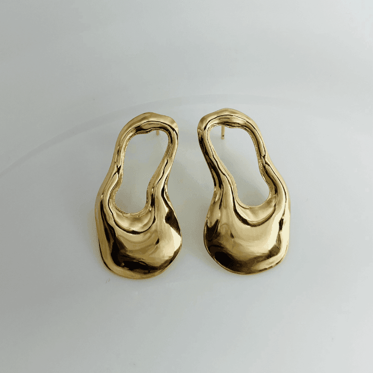Brinco Moderno Liso com Detalhe Vazado Banho de Ouro 18k