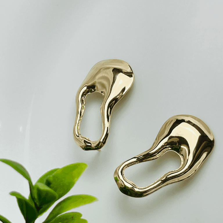 Brinco Moderno Liso com Detalhe Vazado Banho de Ouro 18k
