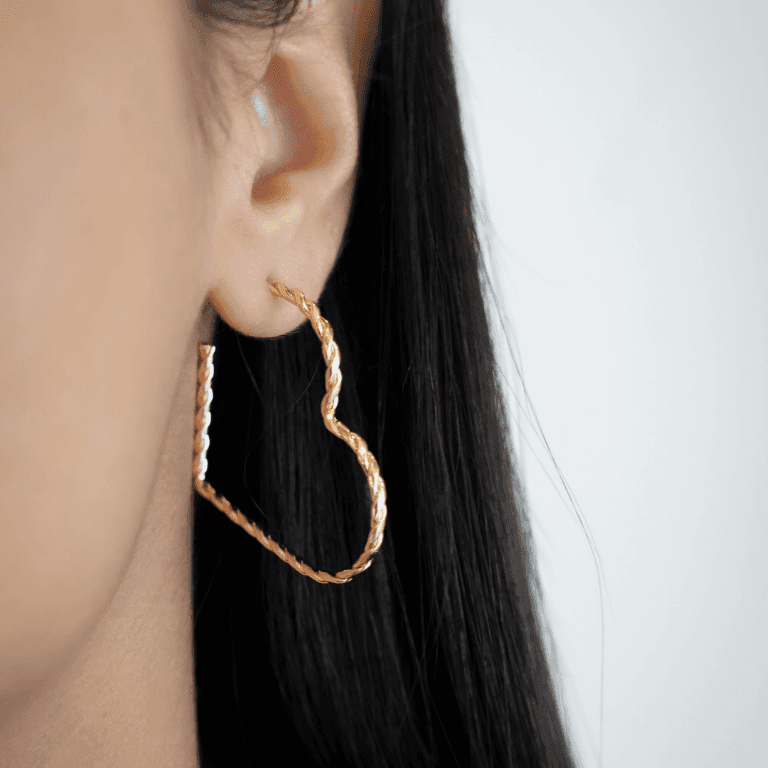 Brinco Argola com Aro Torcido em Formato de Coração Banho de Ouro18k — default