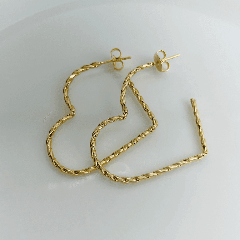 Brinco Argola com Aro Torcido em Formato de Coração Banho de Ouro18k