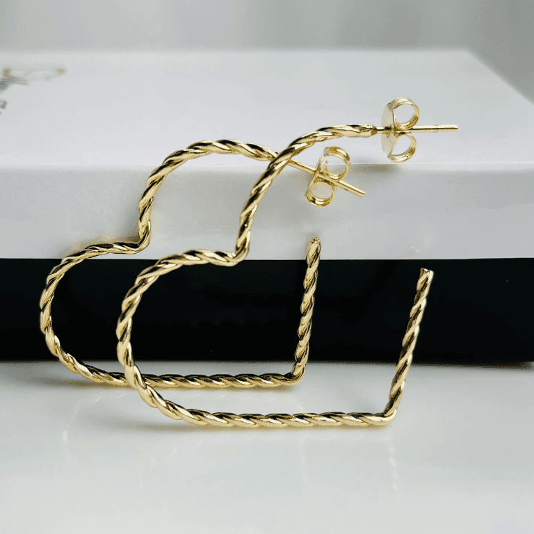 Brinco Argola com Aro Torcido em Formato de Coração Banho de Ouro18k