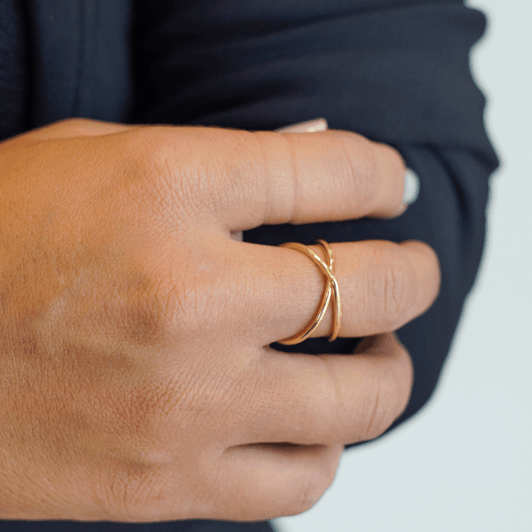 Anel Ajustável Moderno com Aros Cruzados Banho de Ouro 18k — default
