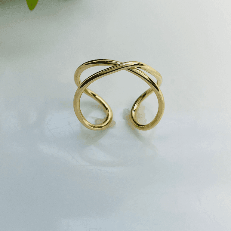 Anel Ajustável Moderno com Aros Cruzados Banho de Ouro 18k