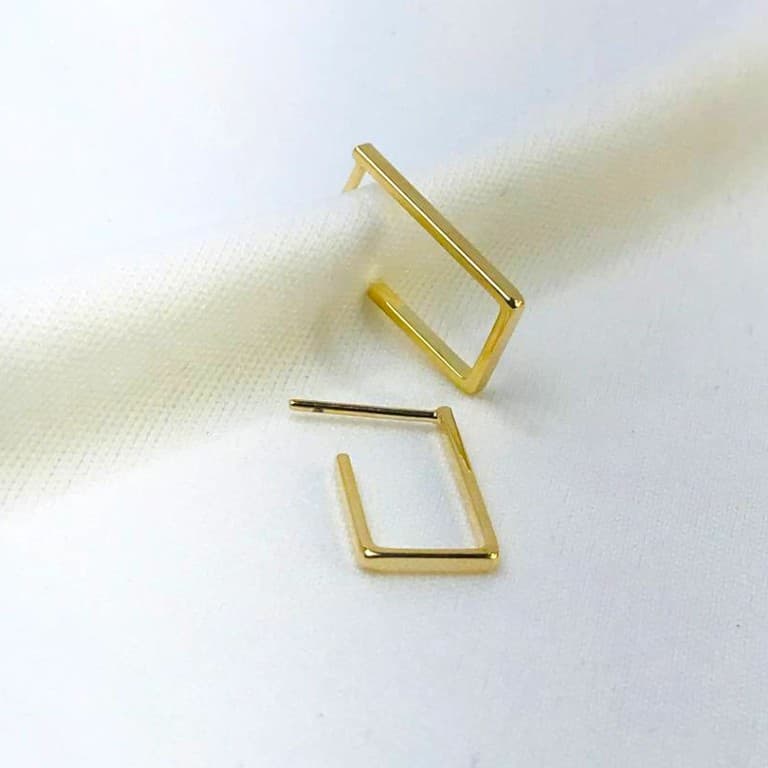Brinco Meia Argola Quadrada Banho de Ouro 18k