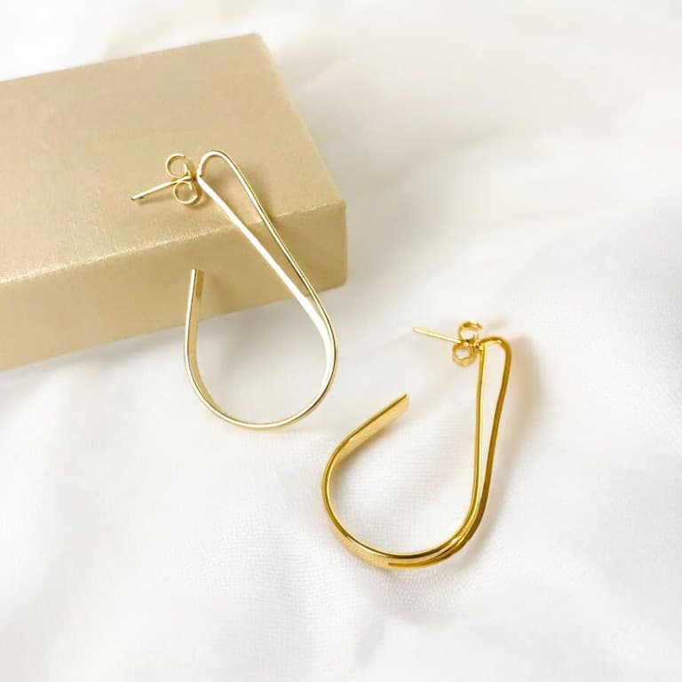 Brinco Meia Argola Oval Banho de Ouro 18k — default