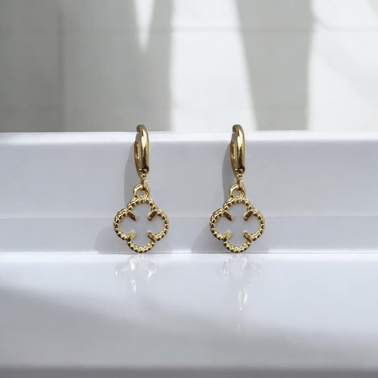 Brinco Argola Trevo Madre Pérola Banhado a Ouro 18k