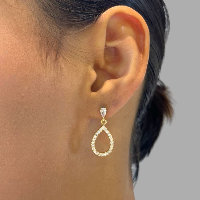 Brinco Oval com Zircônias Banhado a Ouro 18K — default