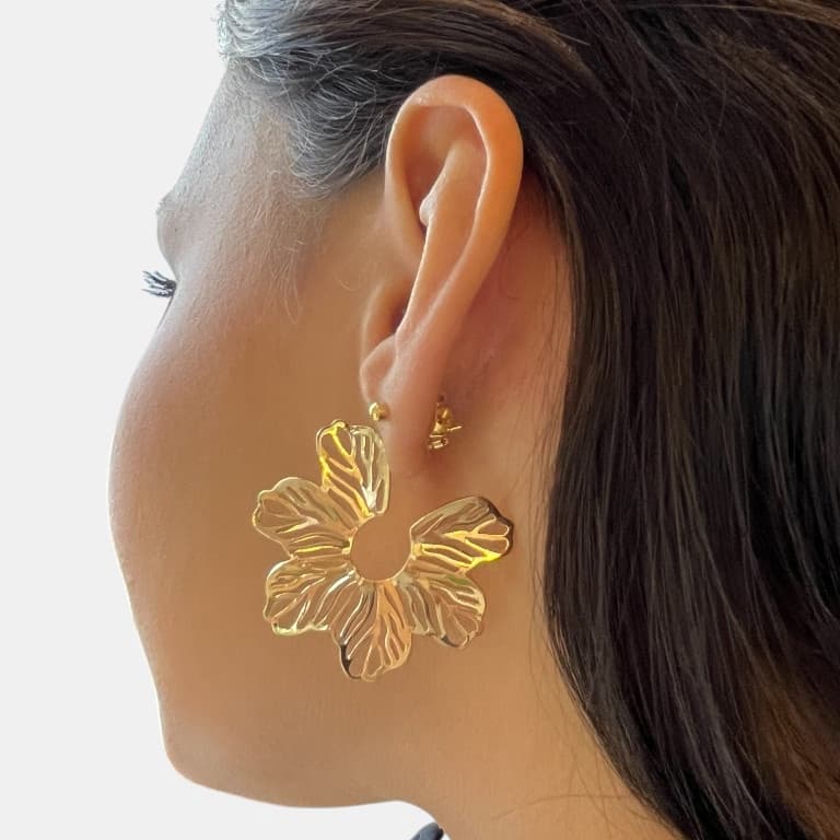 Brinco Flor Vazado Banhado a Ouro 18K — default