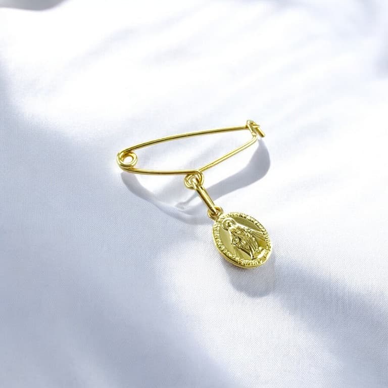 Broche com Pingente de Nossa Senhora das Graças para Batismo Banhado a Ouro 18K — default