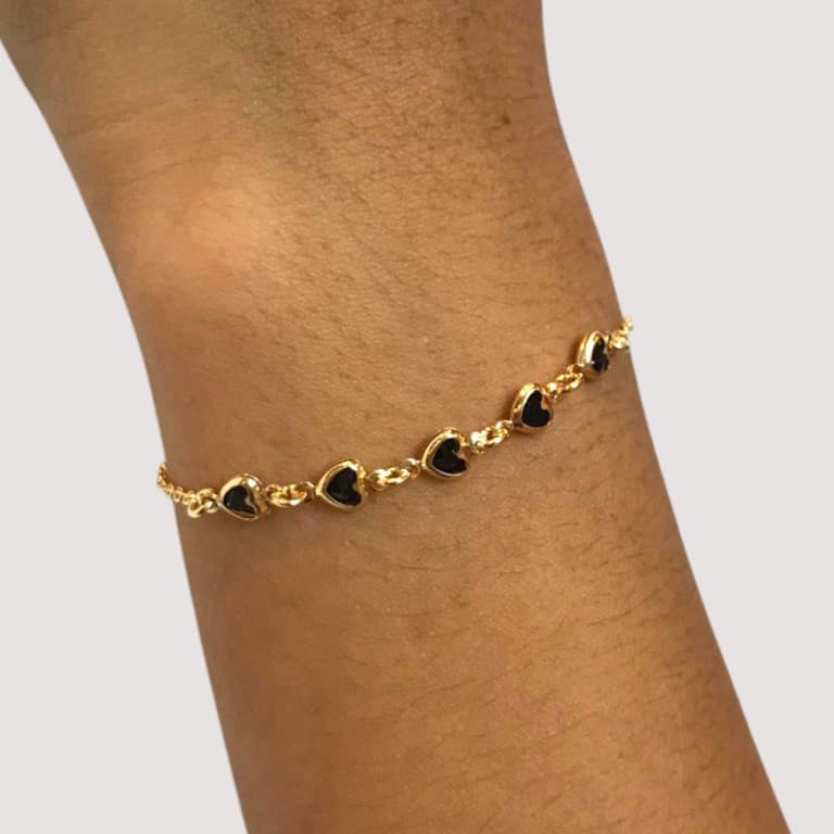 Pulseira com Corações de Pedras Pretas Banhada a Ouro 18K