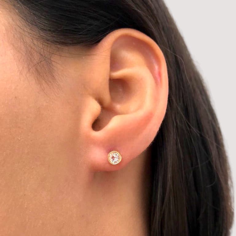 Brinco Bolinha de Pedra Banhado a Ouro 18K — Branco
