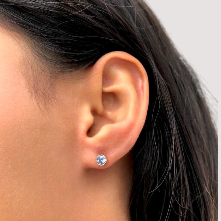Brinco Bolinha de Pedra Banhado a Ouro 18K