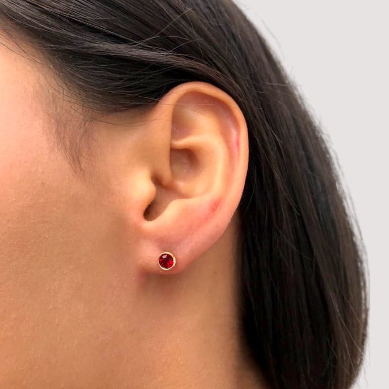Brinco Bolinha de Pedra Banhado a Ouro 18K — Vermelho