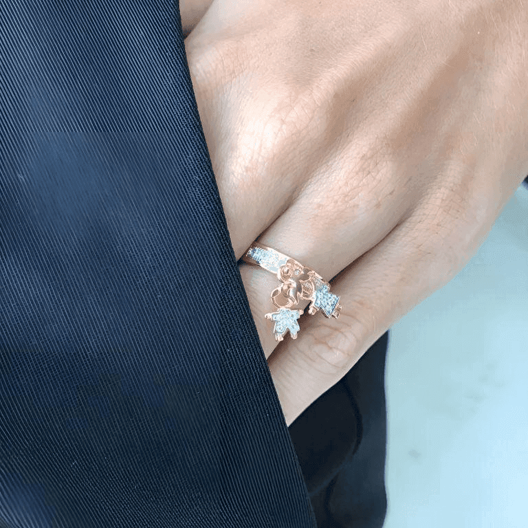 Anel com Pingente de Filhos Menino e Menina Banhado a Ouro 18K — 15