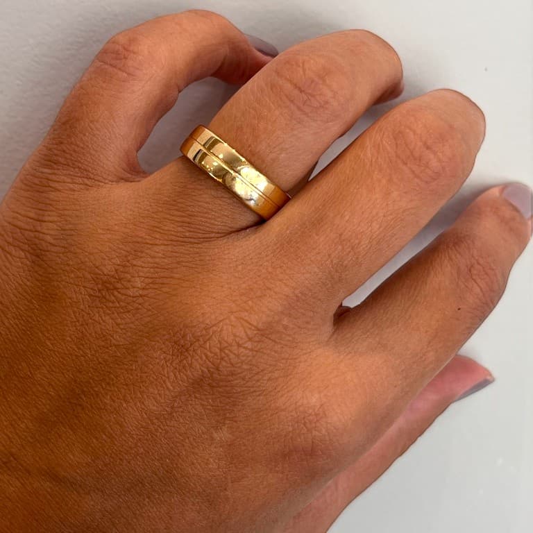 Anel Liso com Risco Central Banhado a Ouro 18K — 22
